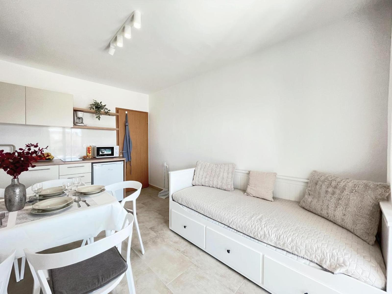Caramel Comforts With Sea View In Stinjan Only 300 Meters From The Beach Pula Exteriör bild